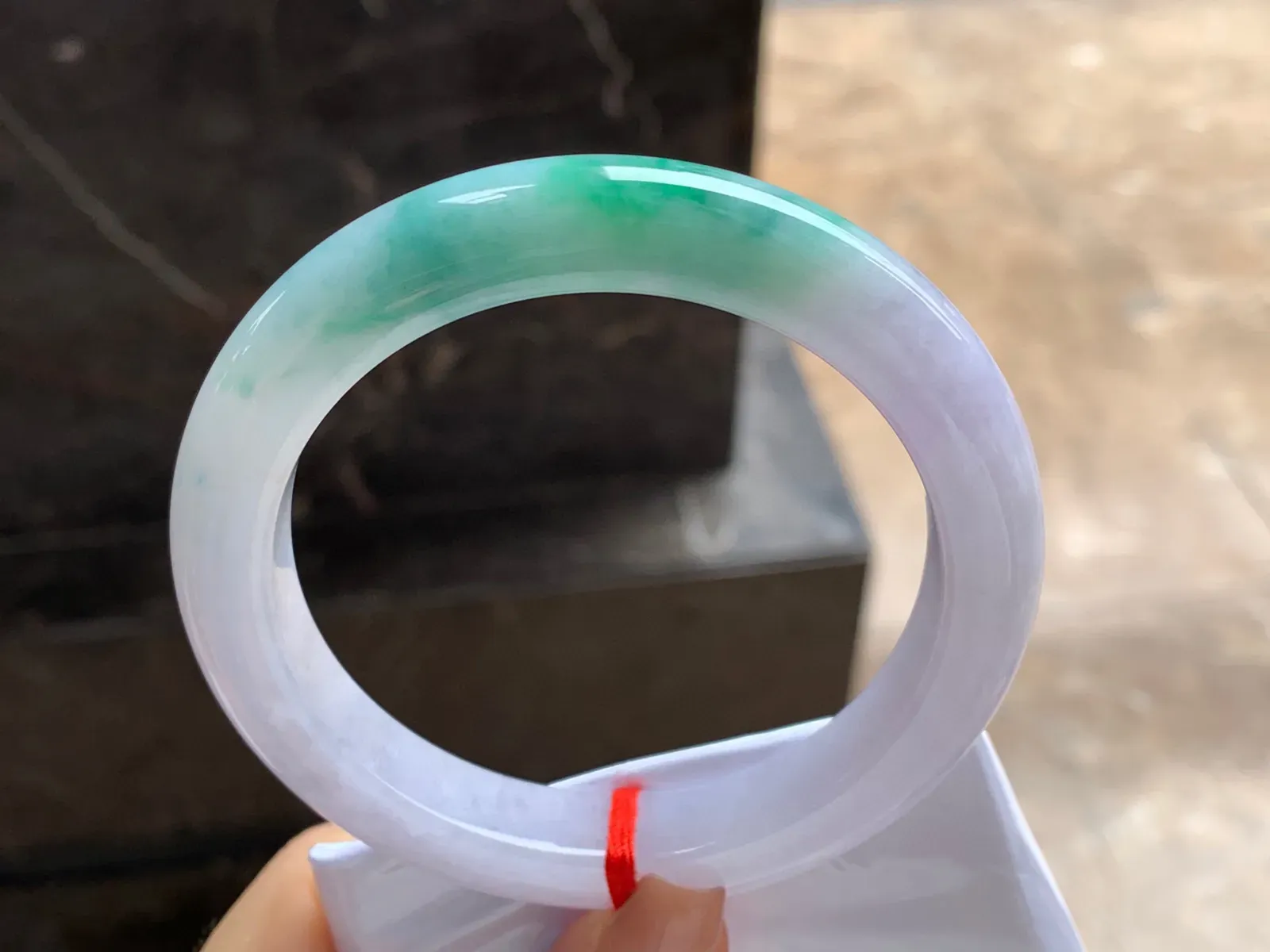 春带彩大圈口手镯
尺寸：60.7-11-10mm
很漂亮的一支大圈