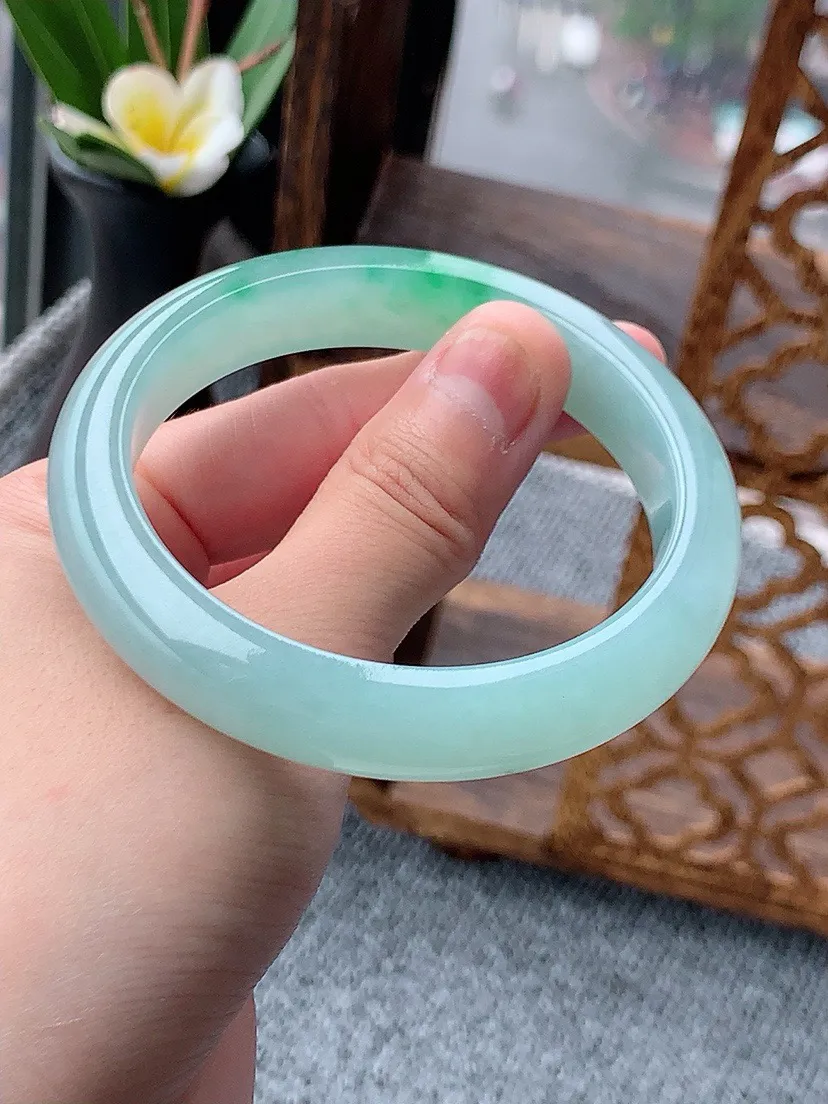 a货翡翠老坑冰种飘绿正装正圈手镯56-57圈口 尺寸56.5×11.8×8.3mm 重量57.00g 0529