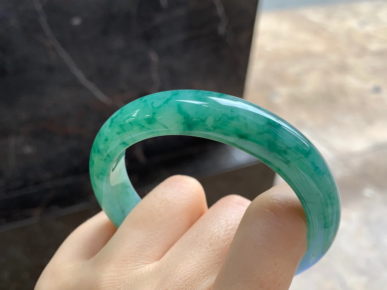飘绿花手镯
尺寸：56.4-12.5-8.2mm
底子细腻干净～绿花浓郁