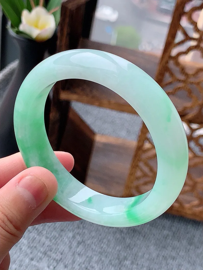 a货翡翠老坑飘阳绿正装正圈手镯54-55圈口 尺寸54.3×12.8×8.2mm 重量63.40g 0530 A67