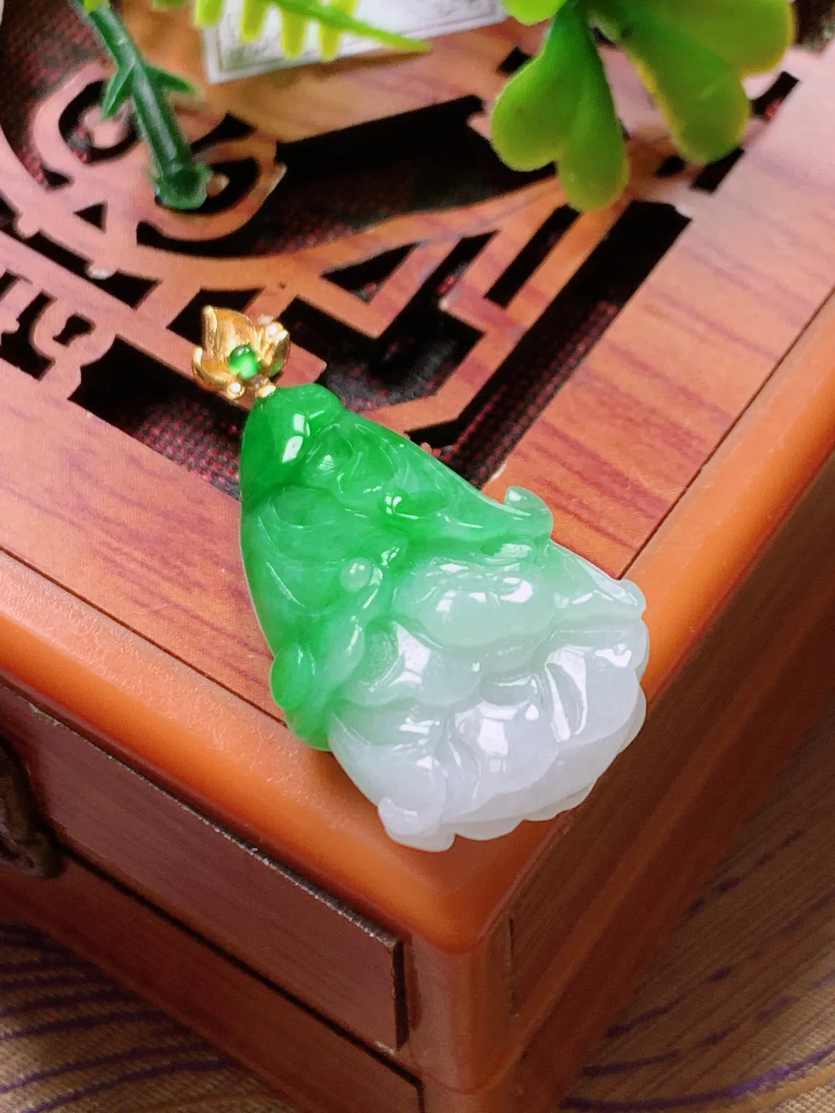 精品推荐，缅甸天然A货翡翠，18K金扣镶嵌飘阳绿白菜吊坠，种水好，颜色鲜艳，玉质水润细腻，工艺精湛，佩戴效果更佳。