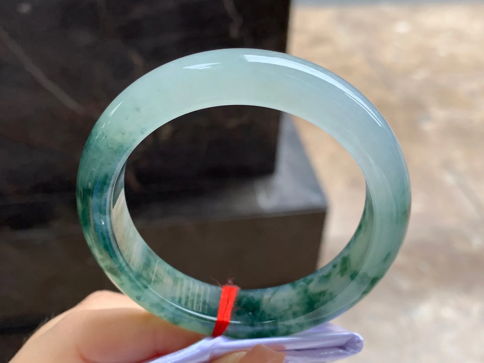 飘花手镯
尺寸：55-12.6-8.7mm
底子细腻干净～飘花浓郁