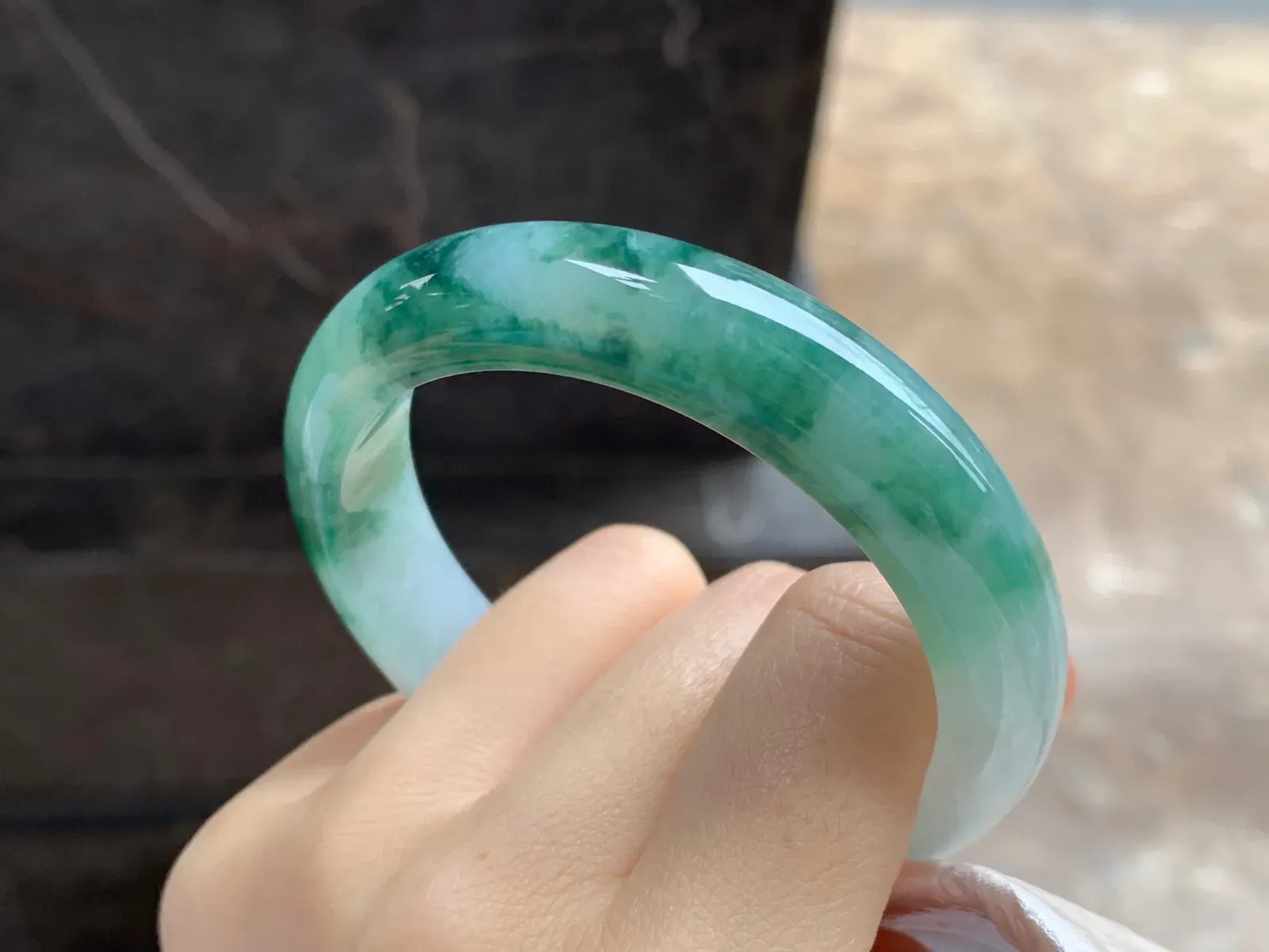 飘绿花手镯
尺寸：55.3-12.8-8.3mm
底子细腻干净～绿花浓郁