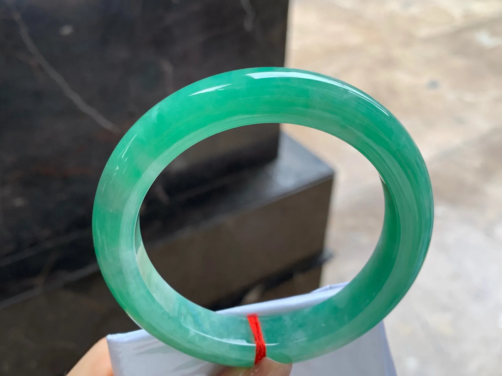 满色圆条手镯
尺寸：60-11.7mm
底子细腻干净～品质大圈口