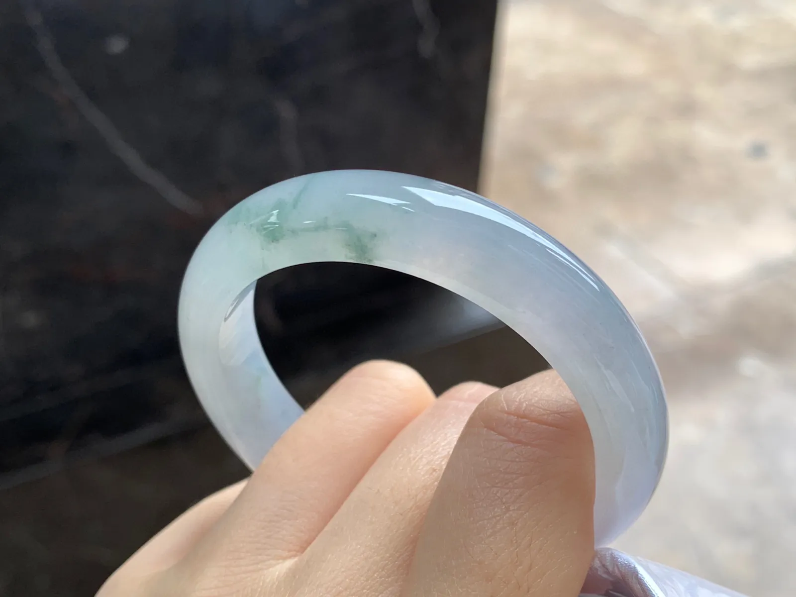 冰飘花手镯
尺寸：51.5-11.9-7.8mm
种水好 小圈口 上手漂亮