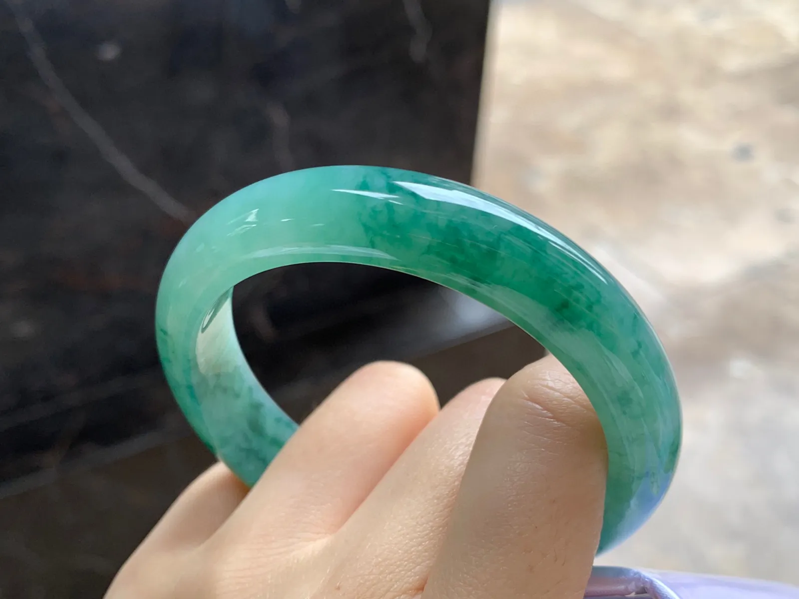 飘绿花手镯
尺寸：56.4-12.5-8.2mm
底子细腻干净～绿花浓郁