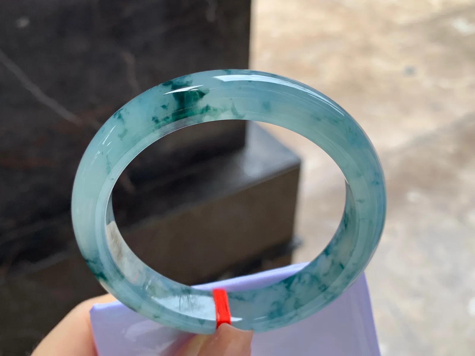 冰飘花手镯
尺寸：55.5-12.2-8.3mm
种水好 飘花浓郁