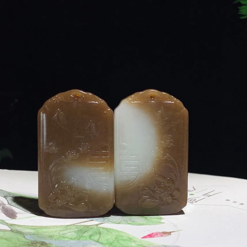 一对新疆且末糖龙凤对牌子挂件。尺寸41/23/8重36克。白度一级。玉质细腻油润。手推出油。品相大气。lt250529