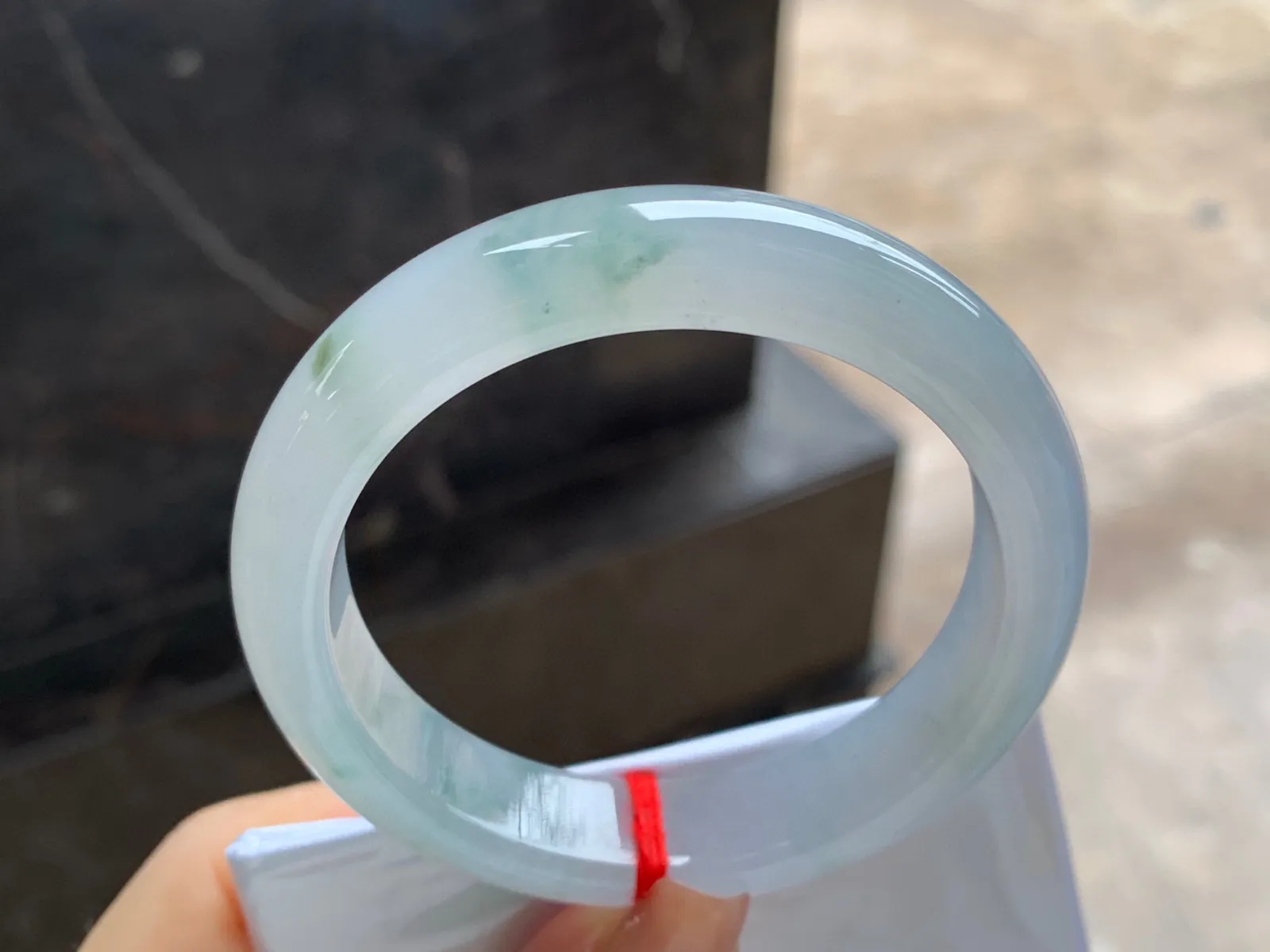 冰飘花手镯
尺寸：51.5-11.9-7.8mm
种水好 小圈口 上手漂亮