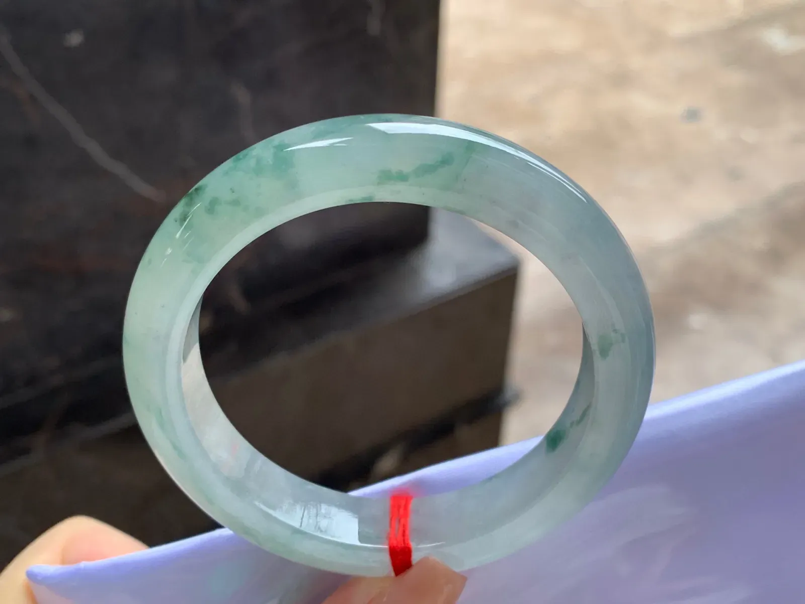 冰飘花手镯
尺寸：59-13-9.7mm
种水好 飘花点缀