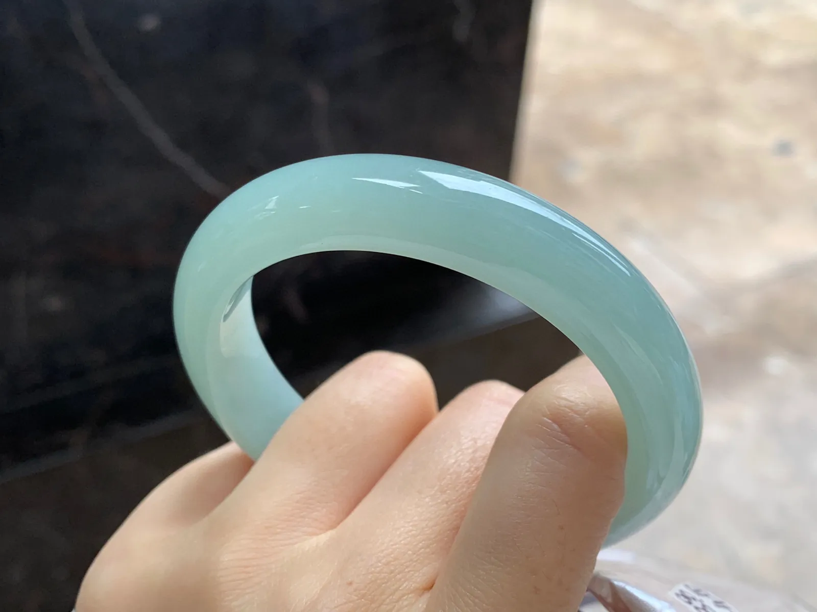 晴绿手镯
尺寸：57.7-12.4-8.8mm
底子细腻干净～有底色