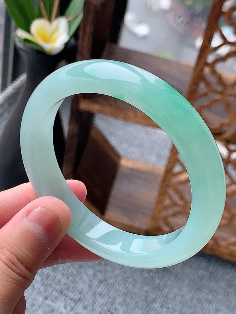 a货翡翠老坑冰种飘绿正装正圈手镯56-57圈口 尺寸56.5×11.8×8.3mm 重量57.00g 0529