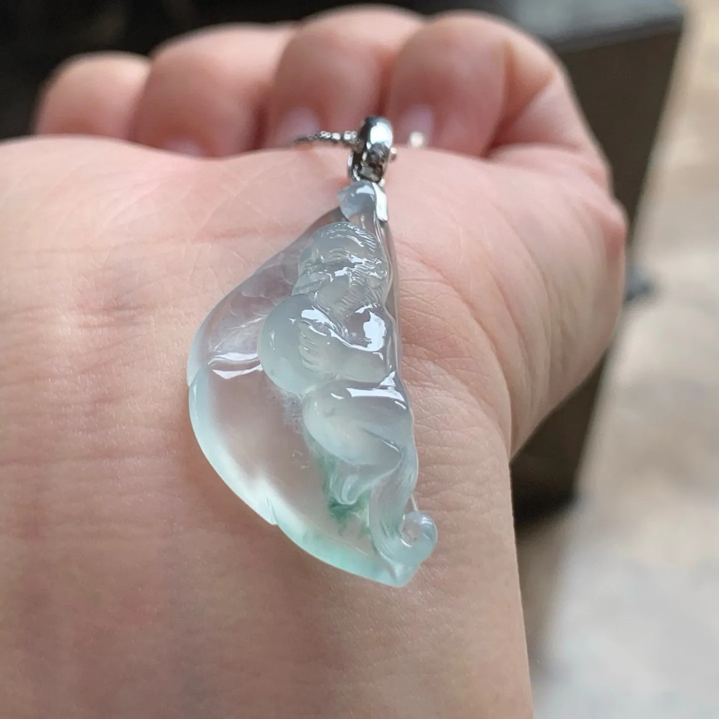 冰种随形灵猴献寿
胶块 种老水足 金扣