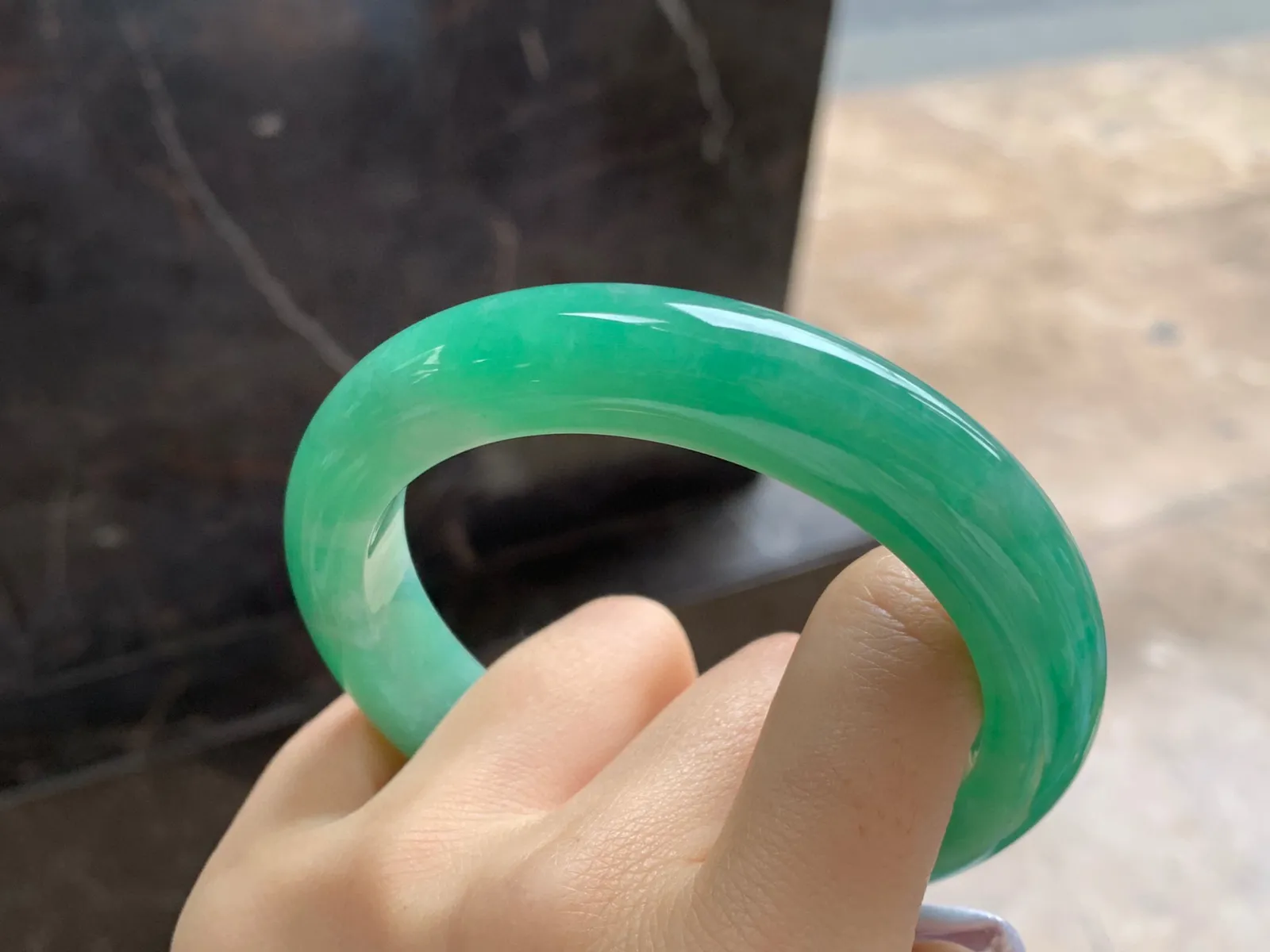 满色圆条手镯
尺寸：60-11.7mm
底子细腻干净～品质大圈口