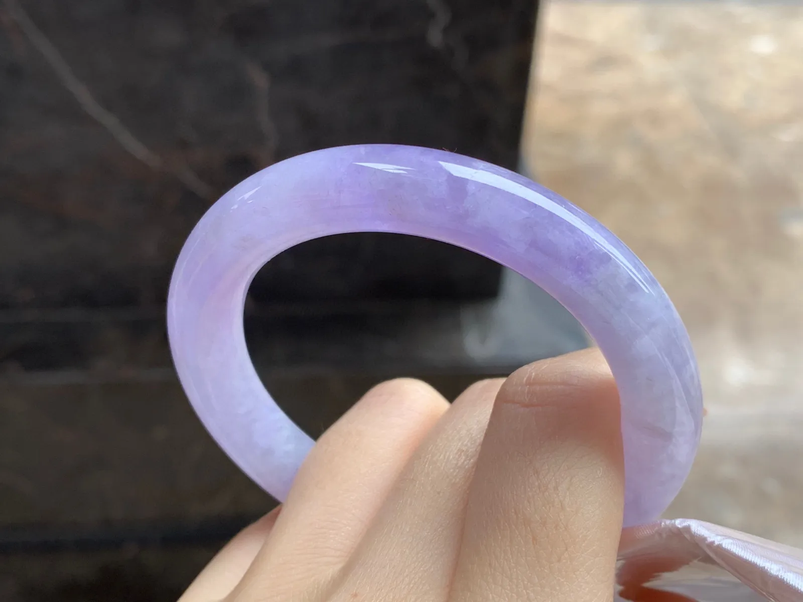 紫罗兰圆条手镯
尺寸：54.5-10.2mm
颜色浓郁～晶体粗需要包容