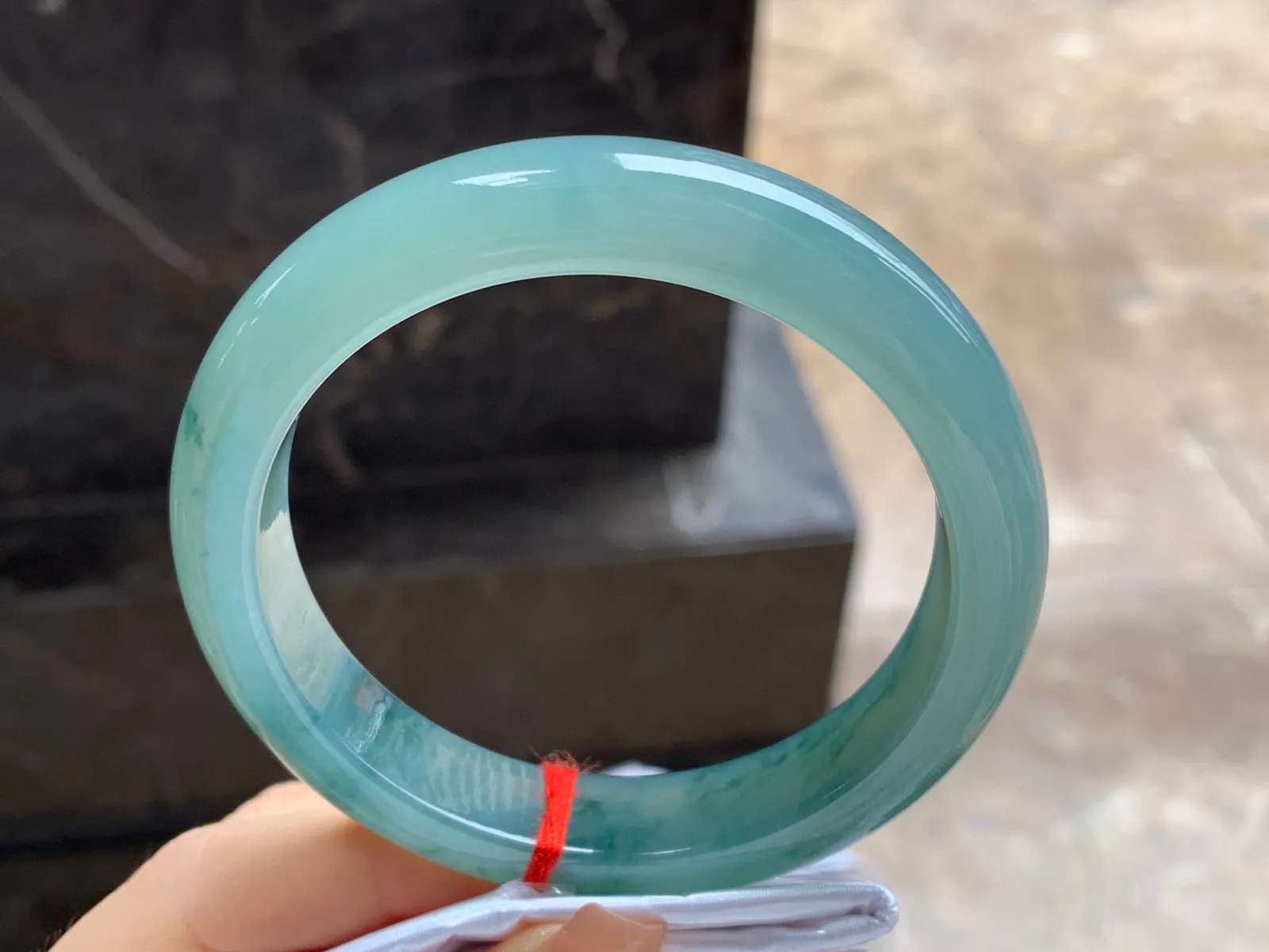 飘花手镯
尺寸：59.7-12.2-9mm
底子细腻干净～有种水 大圈口