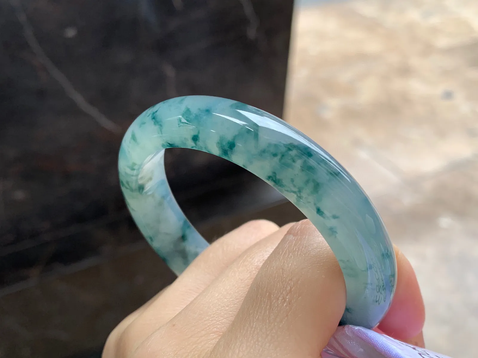 冰飘花手镯
尺寸：55.5-12.2-8.3mm
种水好 飘花浓郁