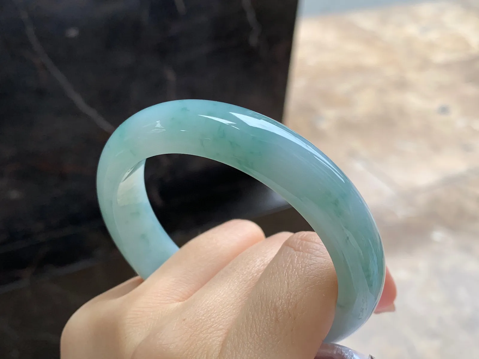 飘花手镯
尺寸：57.6-13.5-8.7mm
肉质细腻干净～飘花点缀