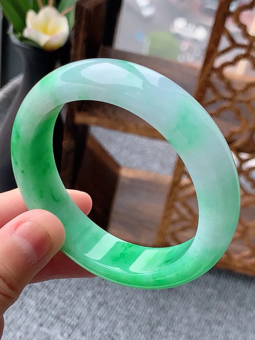 a货翡翠老坑飘绿正装正圈手镯55-56圈口 尺寸55.5×14.3×8.6mm 重量71.49g 0530  A06