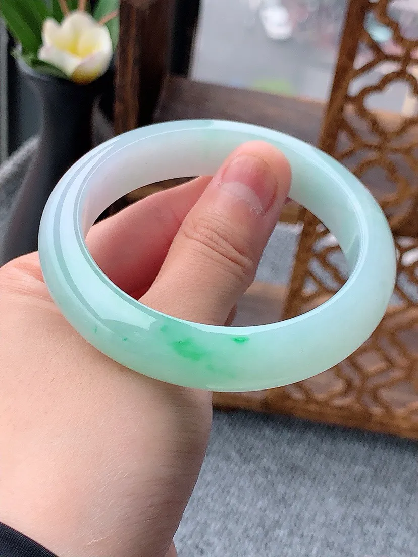 a货翡翠老坑飘绿正装正圈手镯55-56圈口尺寸55.8×13×8.2mm 重量63.29g 0530