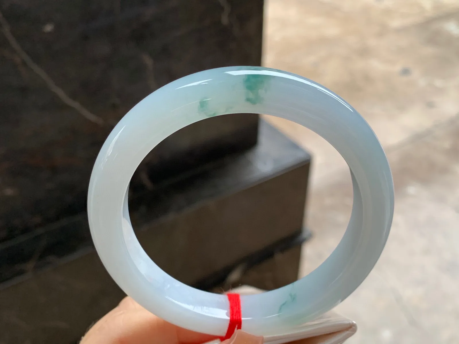 飘花大圈口手镯
尺寸：63.2-12-10mm
底子细腻干净～大圈口