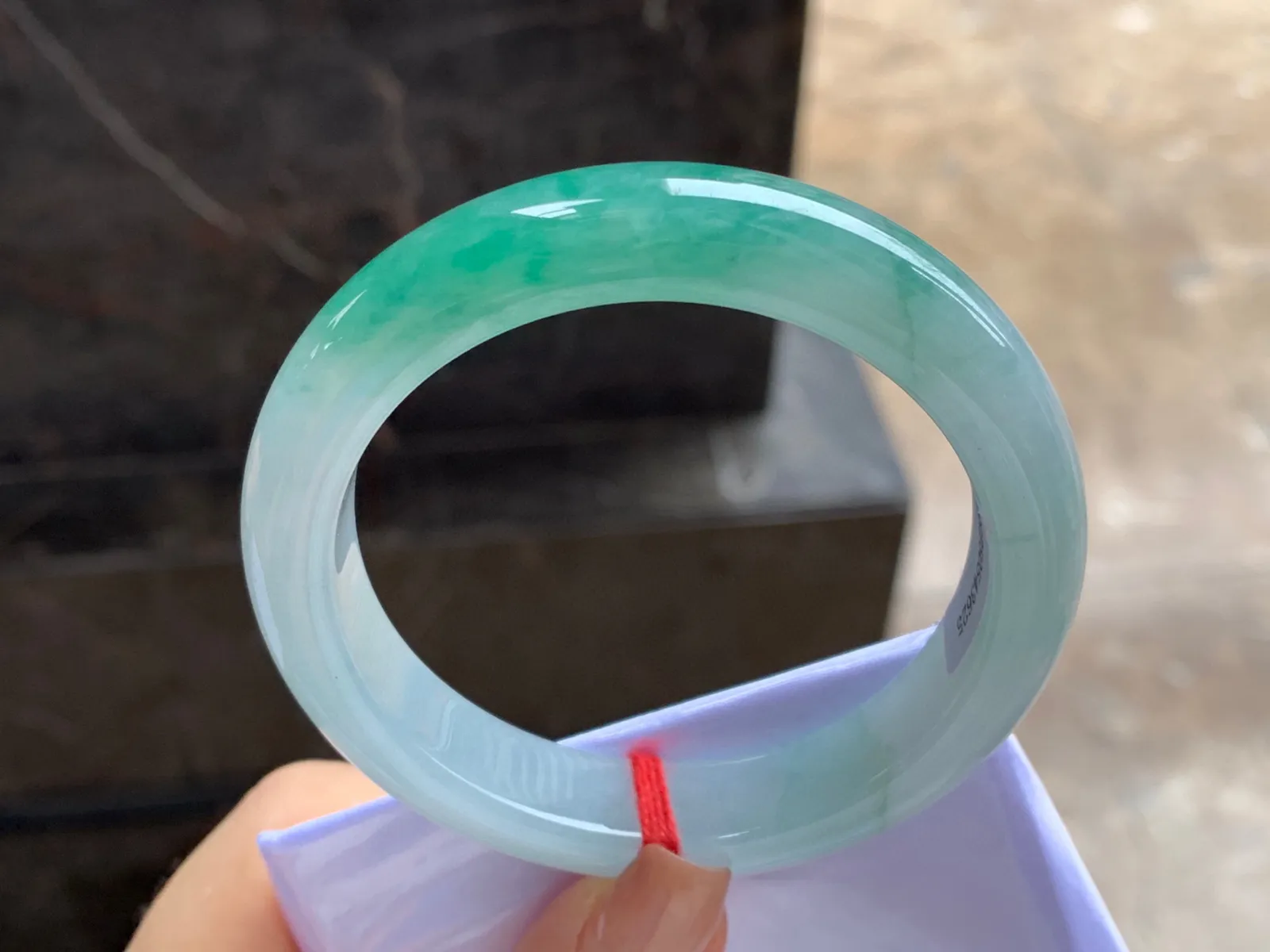 带色手镯
尺寸：55.6-12.4-8.5mm
绿花一段浓郁上手好看