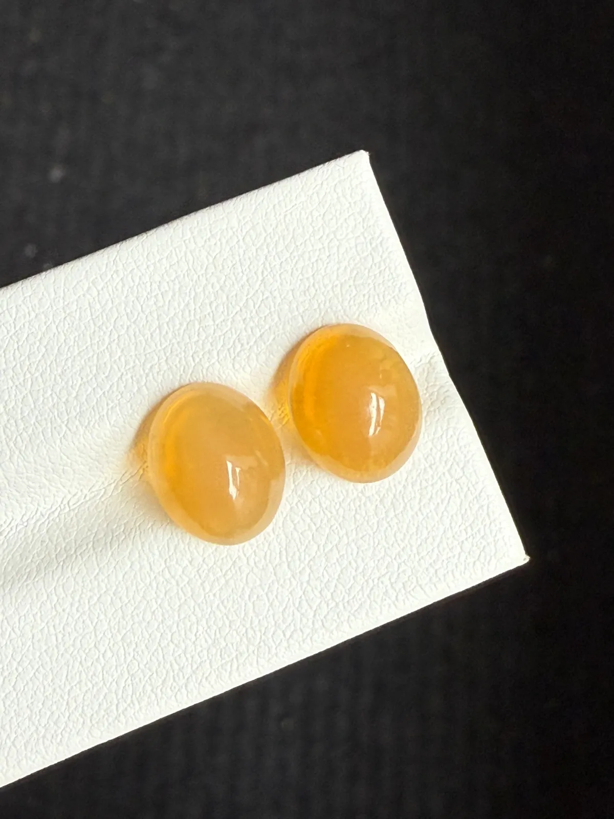 4.875ct天然墨西哥火欧泊裸石，尺寸11.1×8.8×5.1mm， 颜色美艳 ，晶体通透