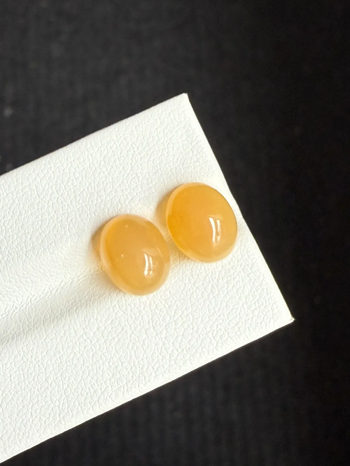4.17ct天然墨西哥火欧泊裸石，尺寸9.9×7.8×5.3mm， 颜色美艳 ，晶体通透