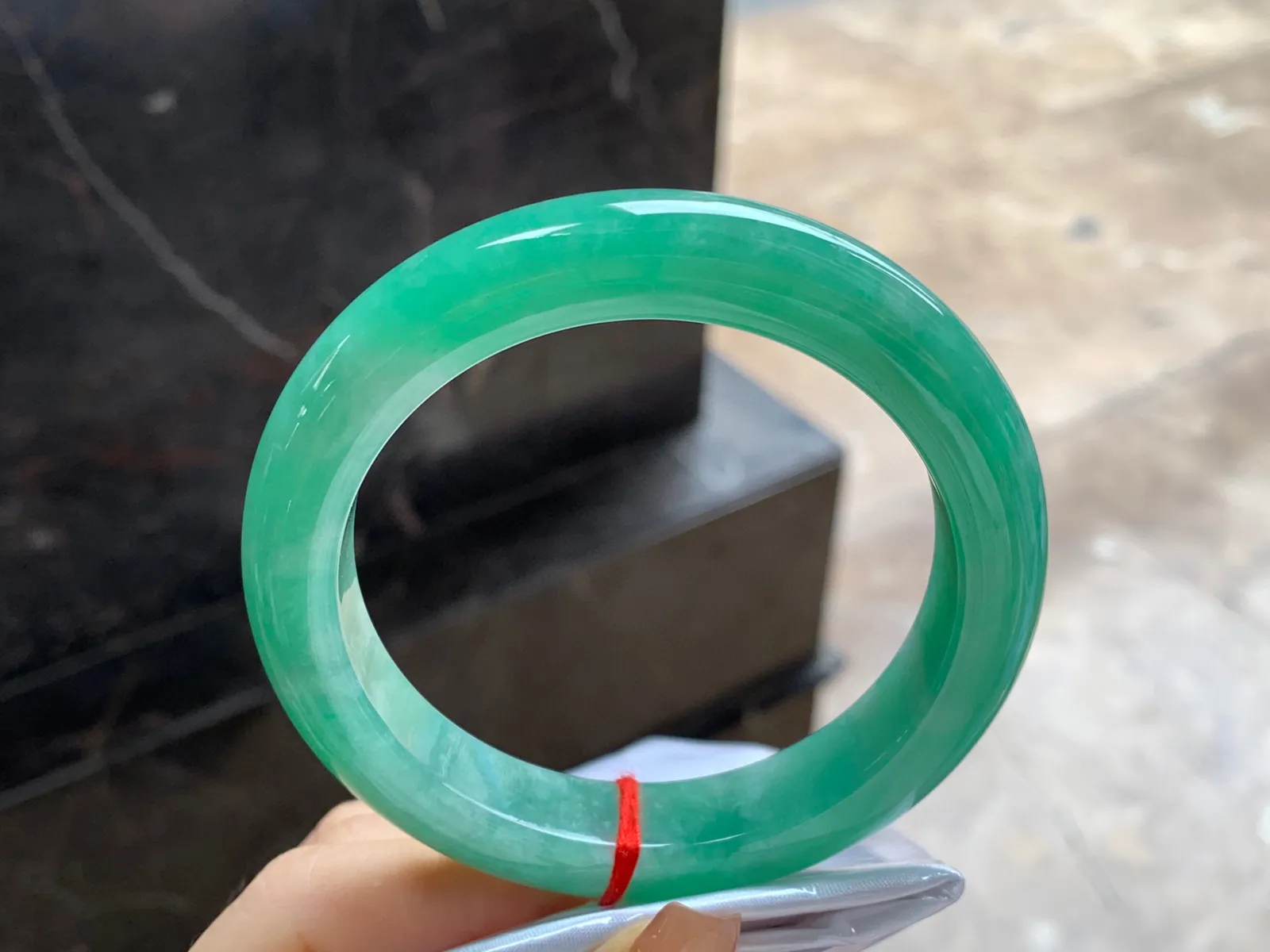 满色圆条手镯
尺寸：60-11.7mm
底子细腻干净～品质大圈口