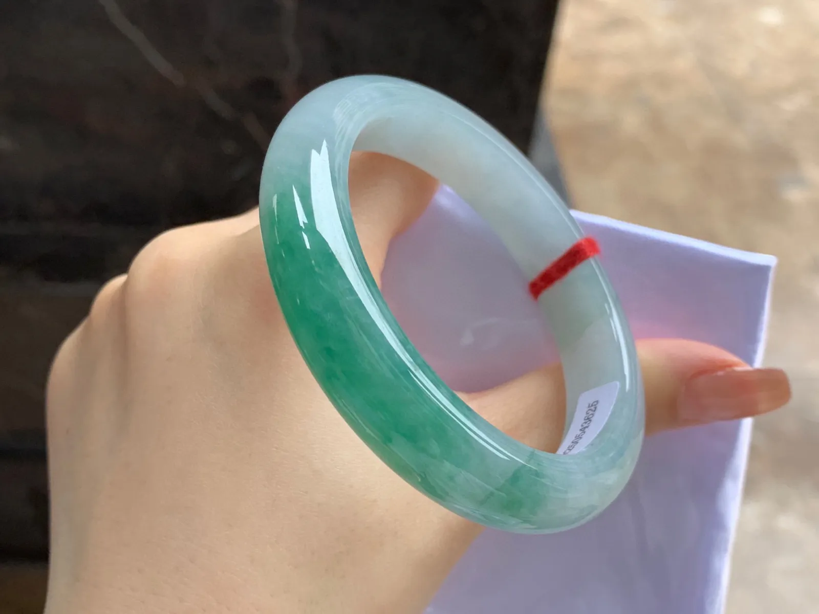 带色手镯
尺寸：55.6-12.4-8.5mm
绿花一段浓郁上手好看