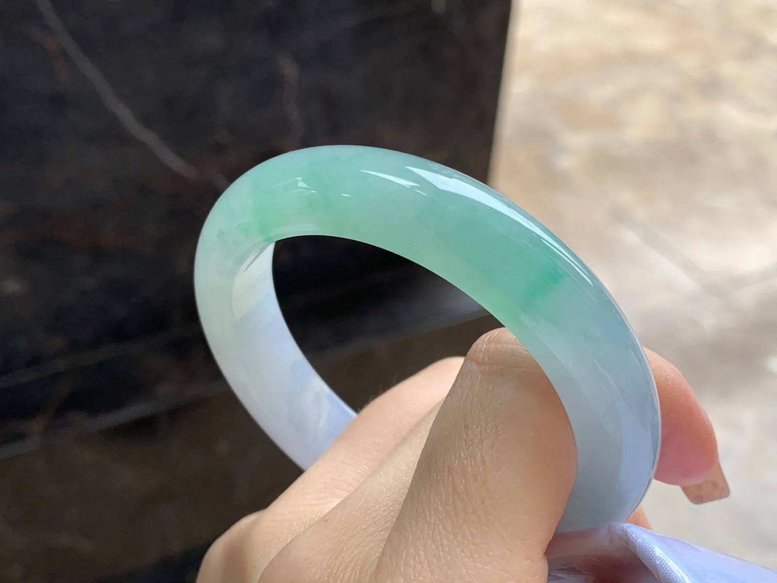 带色手镯
尺寸：55.7-12.8-9mm
有种有色～甜甜的料子上手好看