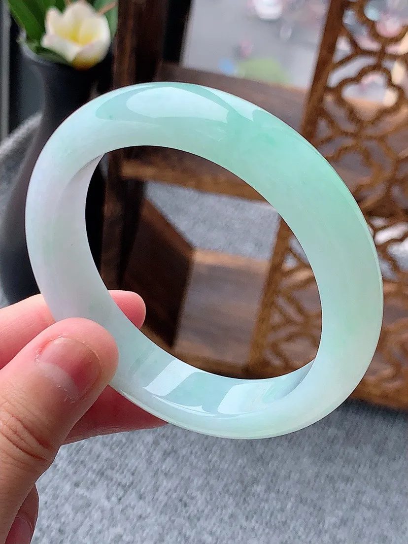 a货翡翠老坑飘绿正装正圈手镯55-56圈口尺寸55.8×13×8.2mm 重量63.29g 0530