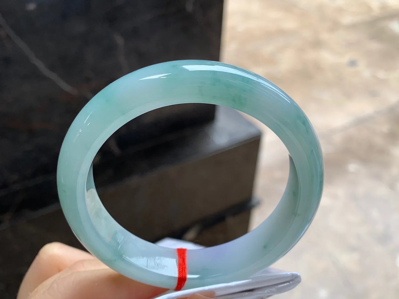 飘花手镯
尺寸：57.6-13.5-8.7mm
肉质细腻干净～飘花点缀
