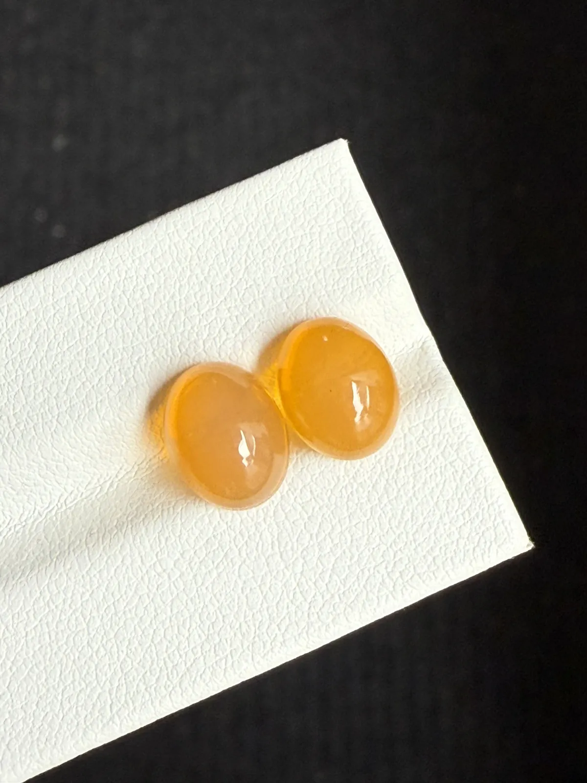 4.015ct天然墨西哥火欧泊裸石，尺寸9.9×7.9×5.1mm， 颜色美艳 ，晶体通透