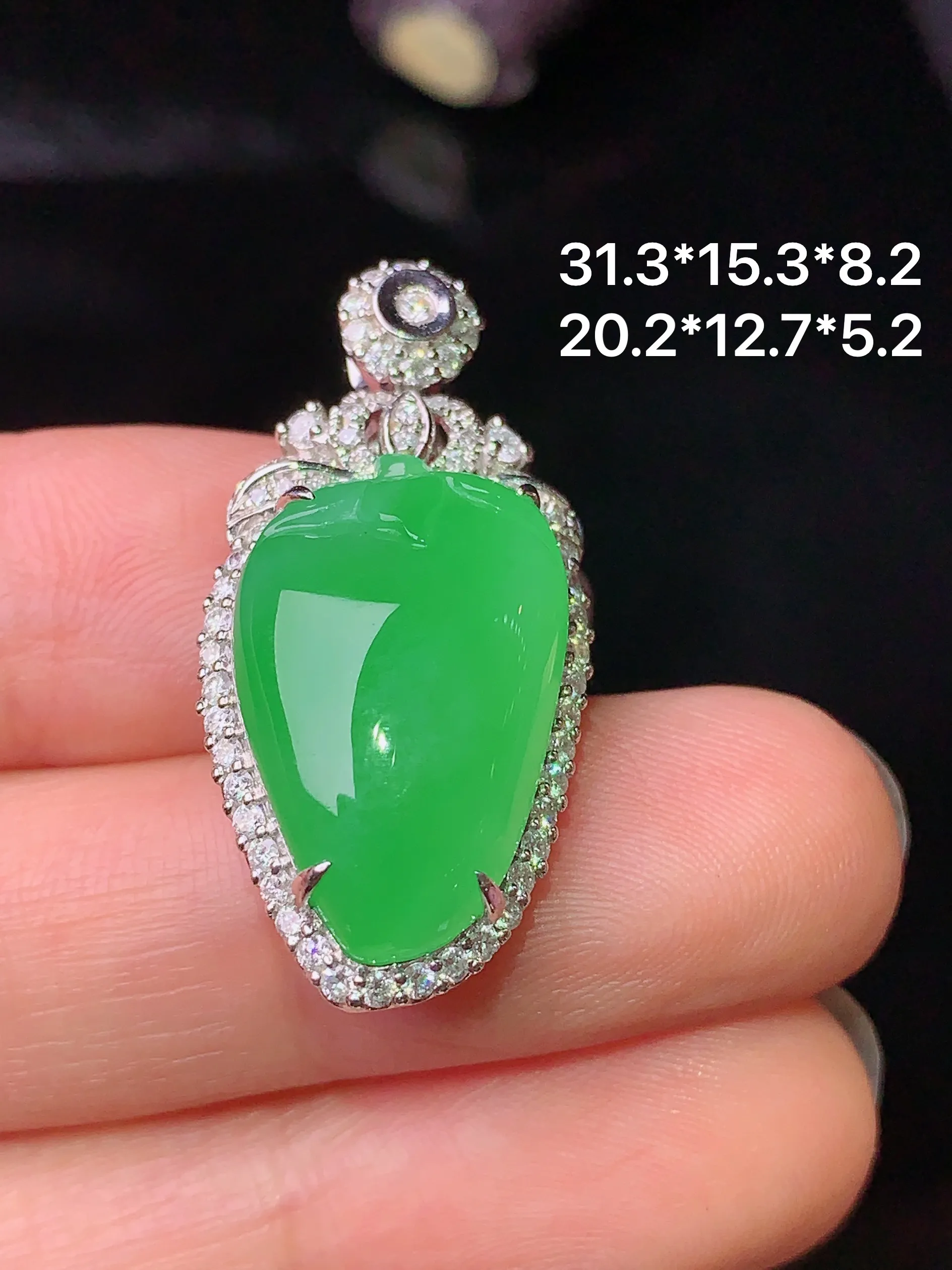 18k金钻镶嵌翠绿福瓜吊坠 玉质细腻 色泽艳丽  整体尺寸31.3*15.3*8.2