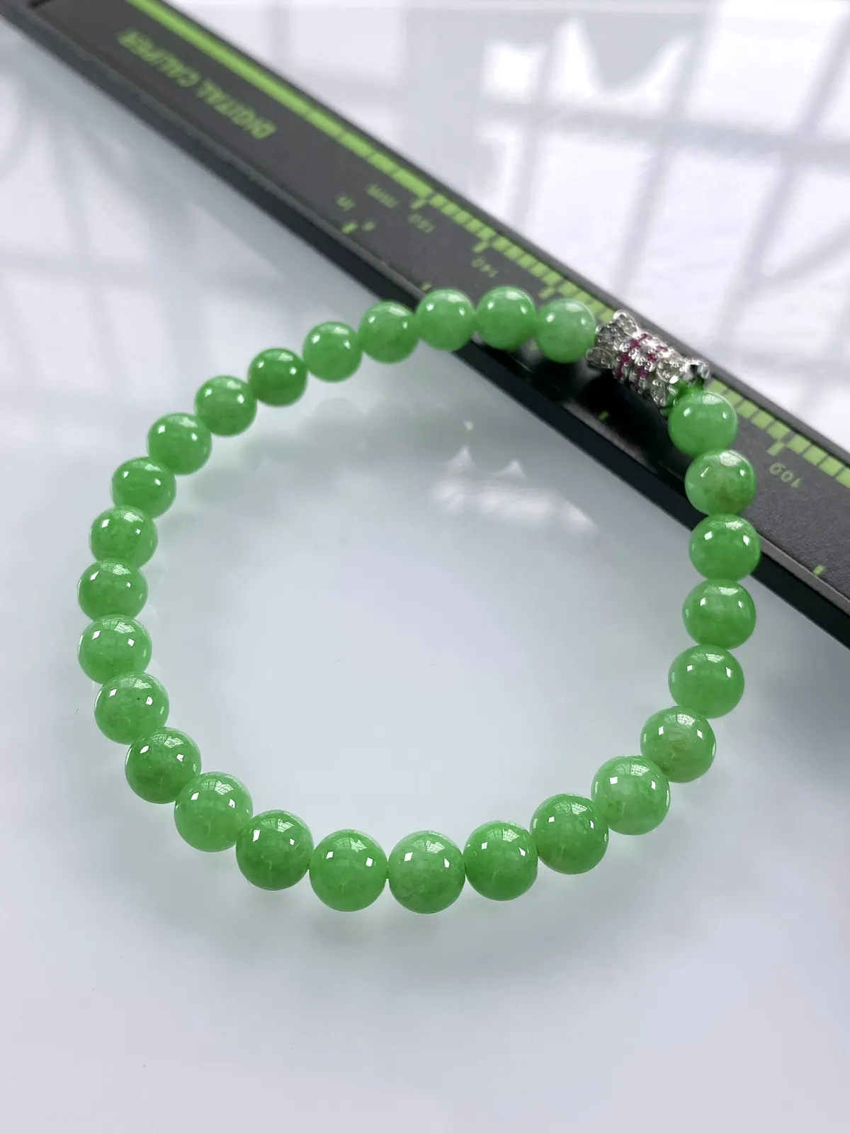 缅甸天然翡翠A货，卡6.3冰润满绿阳绿圆珠手串手链，尺寸：6.3mm/27颗，长度175mm，重量：13.28g