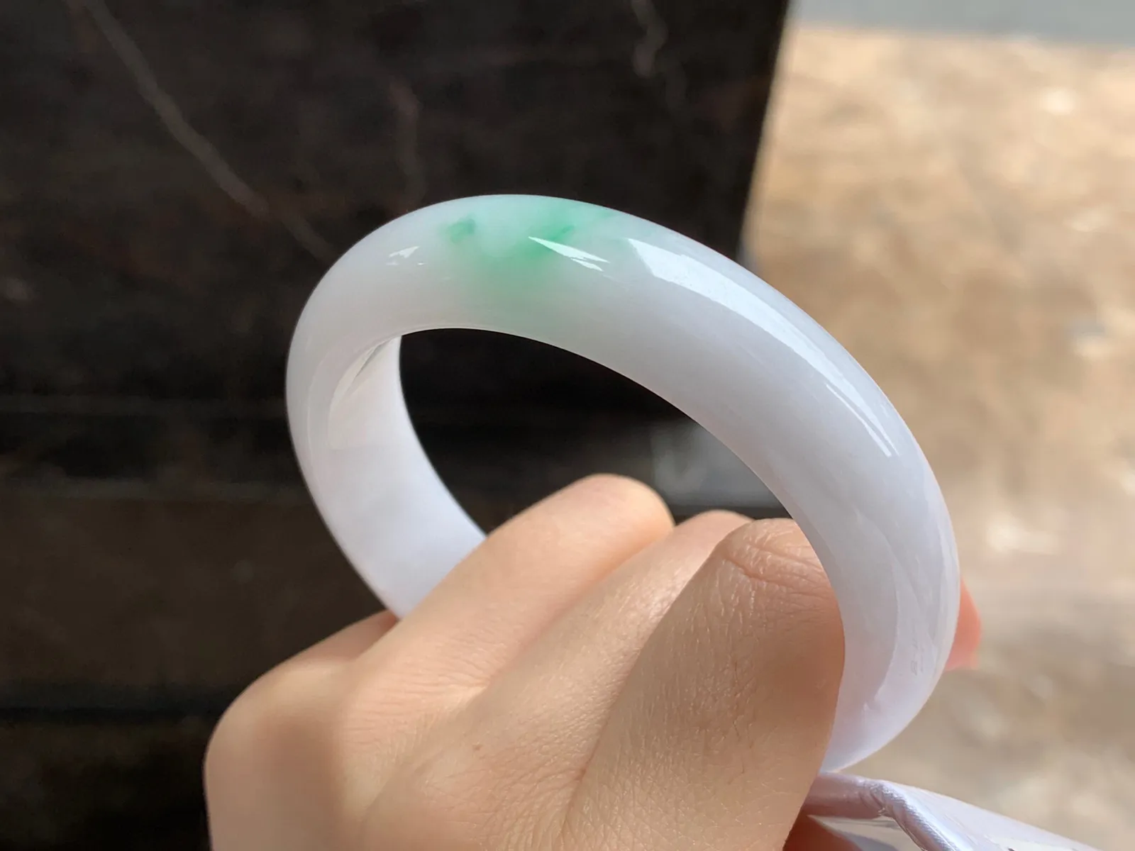带色手镯
尺寸：57.8-15.4-8mm
底子细腻干净～版型不错