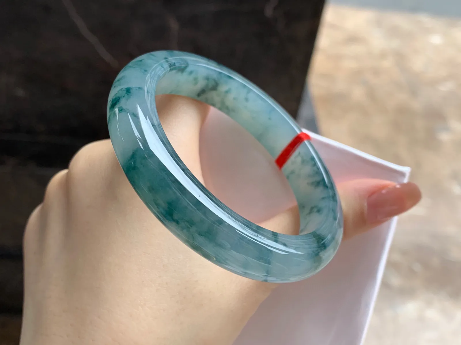 冰种飘花手镯
尺寸：57.4-12.8-9mm
种老肉细～很耐看的料子
