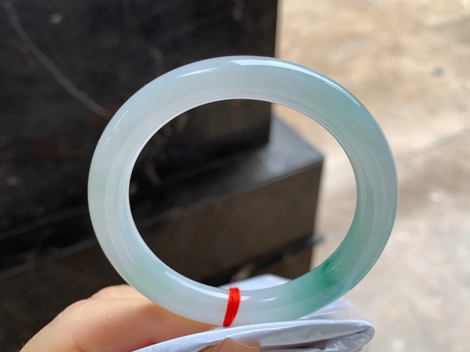 飘花圆条手镯
尺寸：51.6-9mm
底子细腻干净～飘花点缀