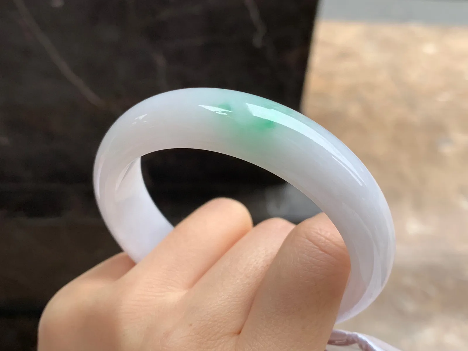 带色手镯
尺寸：57.8-15.4-8mm
底子细腻干净～版型不错