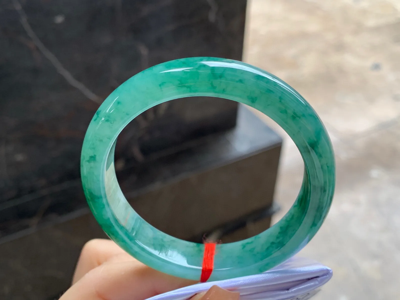飘绿花手镯
尺寸：56.4-12.5-8.2mm
底子细腻干净～绿花浓郁