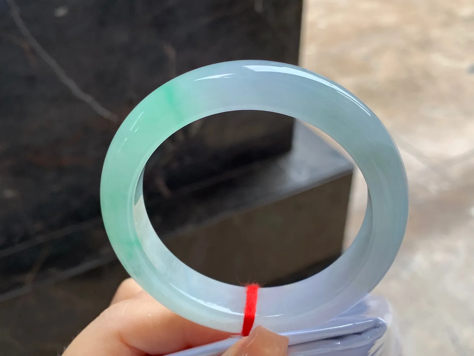 带色手镯
尺寸：55.7-12.8-9mm
有种有色～甜甜的料子上手好看