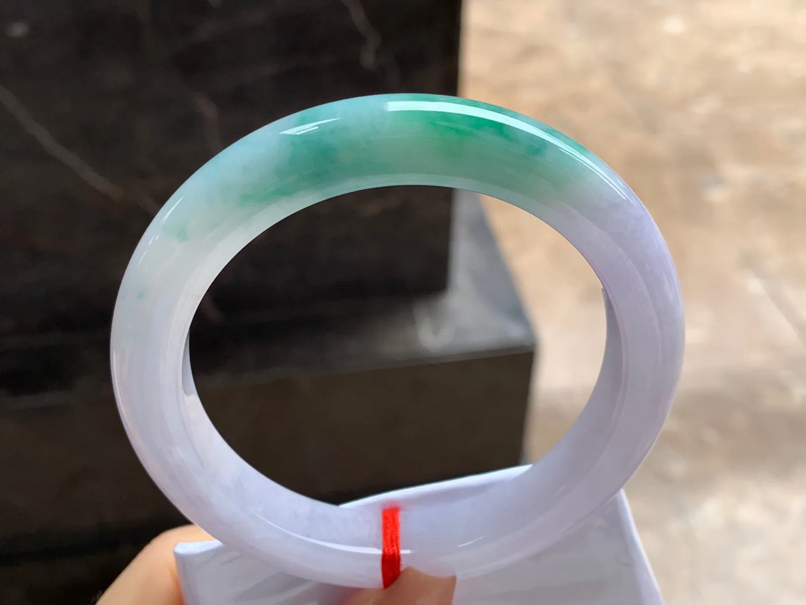 春带彩大圈口手镯
尺寸：60.7-11-10mm
很漂亮的一支大圈