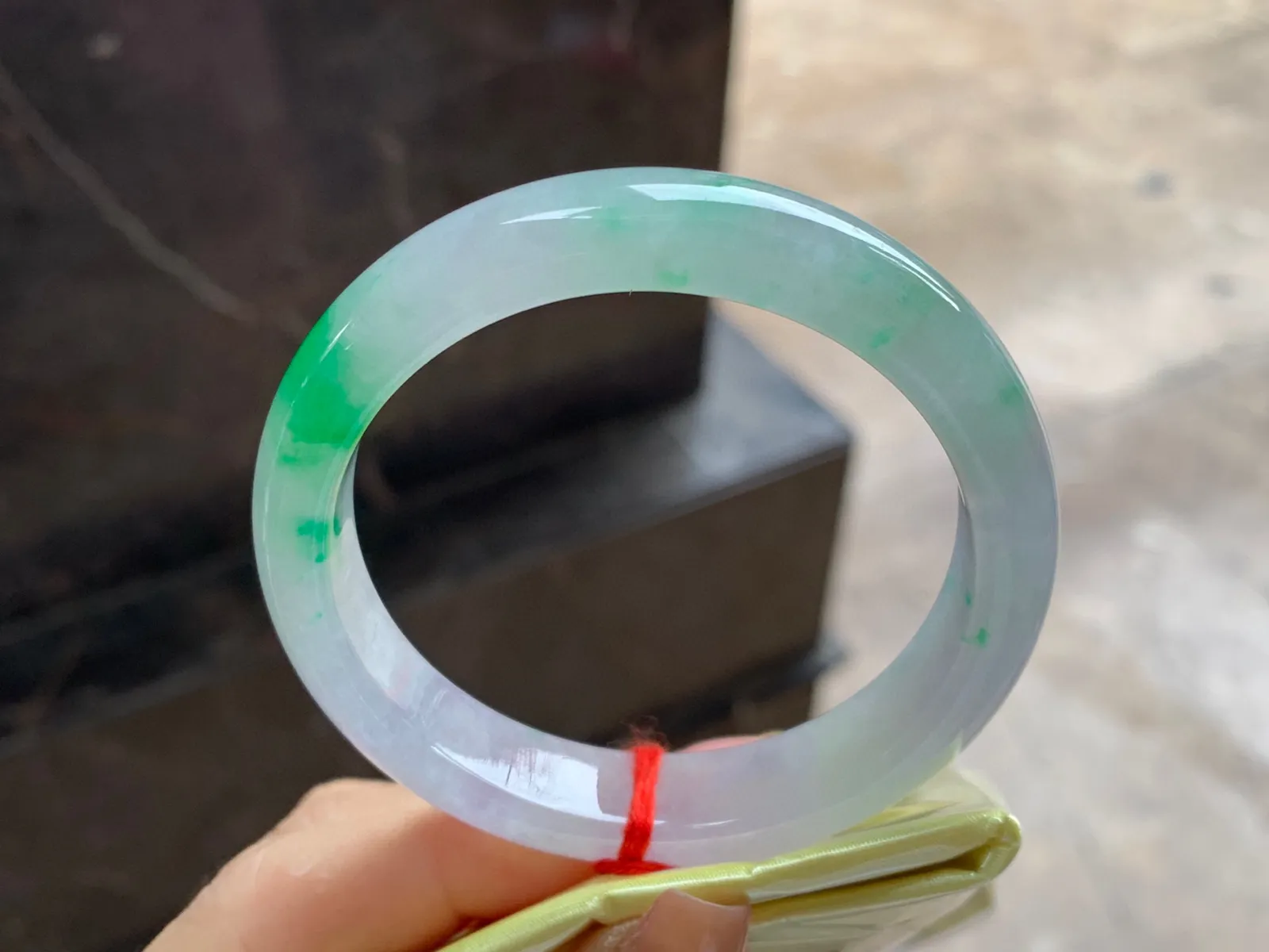 阳绿色小圈口手镯
尺寸：52.8-9.6-9.3mm
有种有色～阳绿色点缀