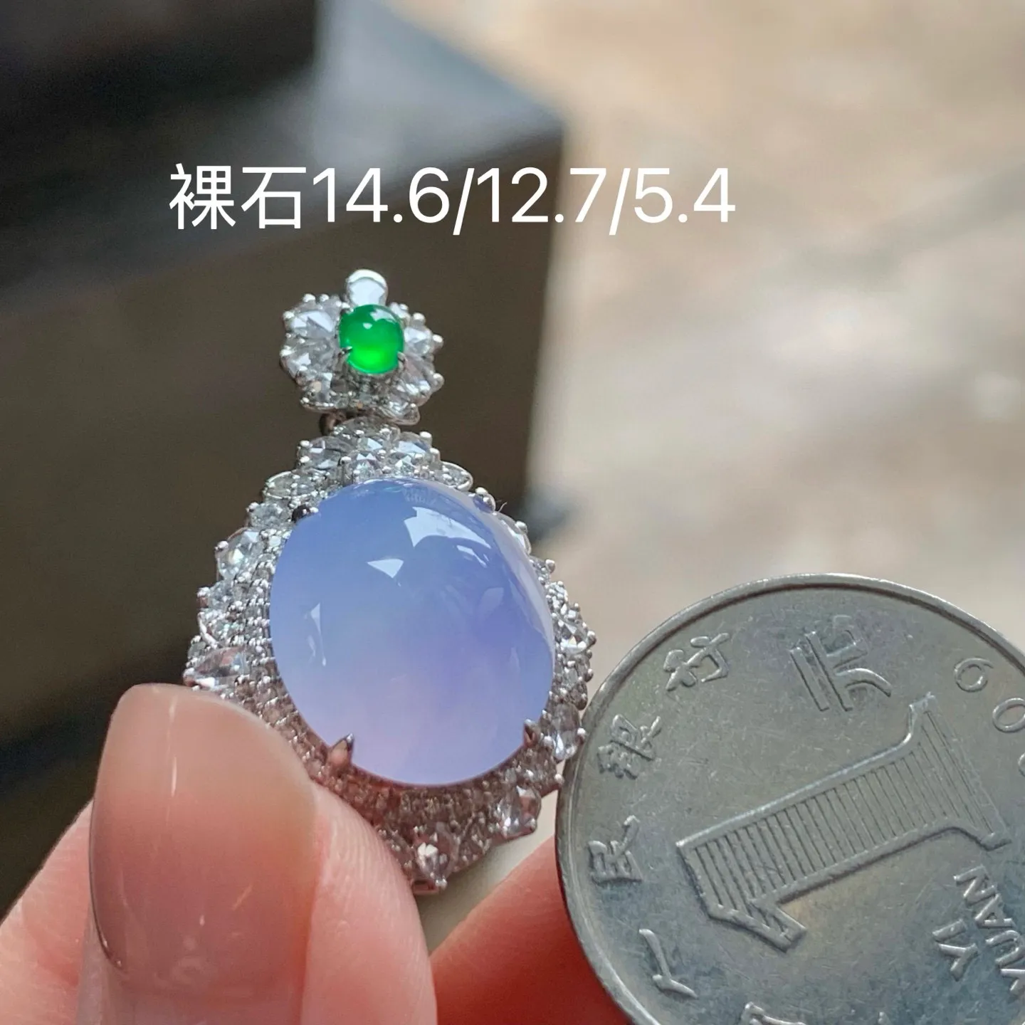 冰种春色蛋面挂坠
真金镶嵌 精致