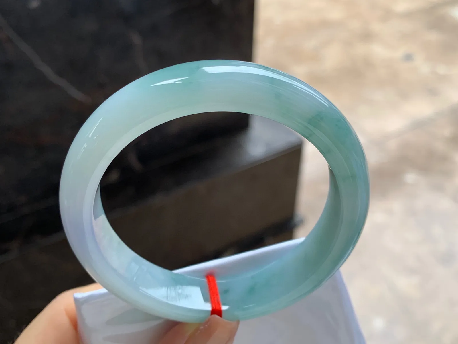 飘花手镯
尺寸：57.6-13.5-8.7mm
肉质细腻干净～飘花点缀