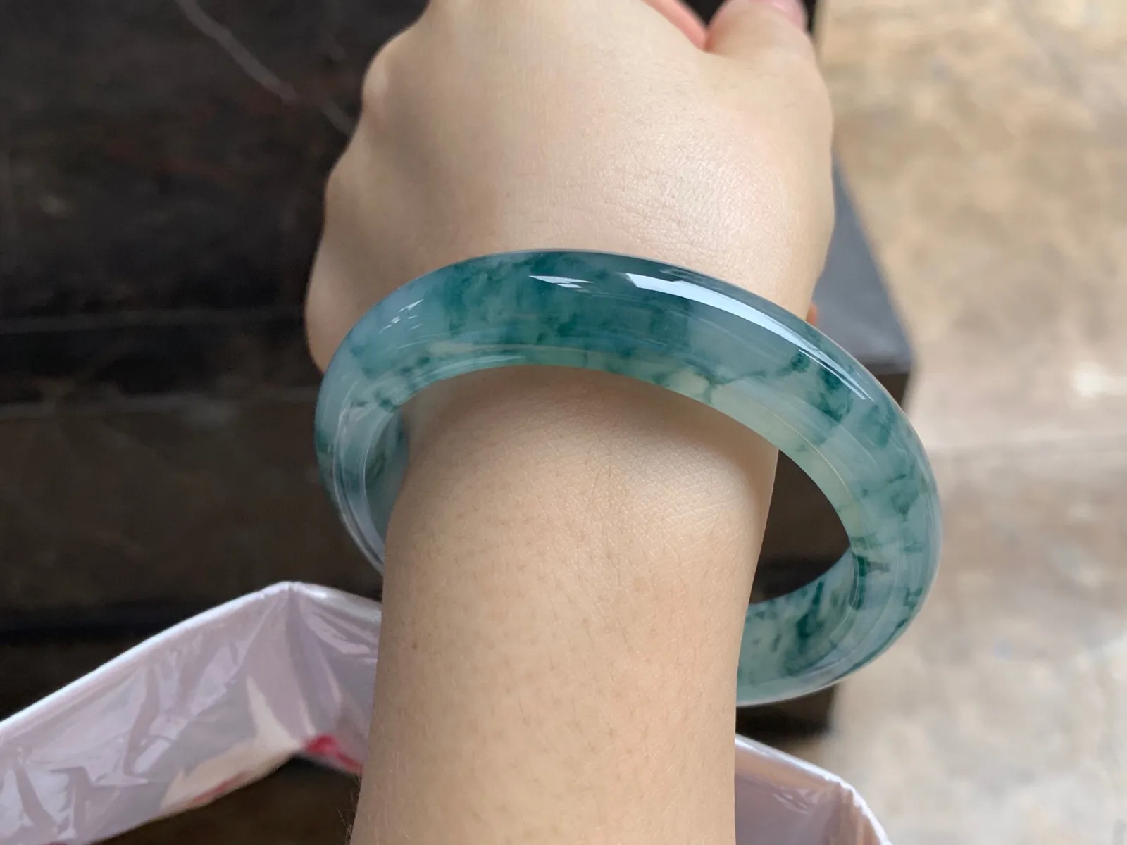 冰种飘花手镯
尺寸：57.4-12.8-9mm
种老肉细～很耐看的料子