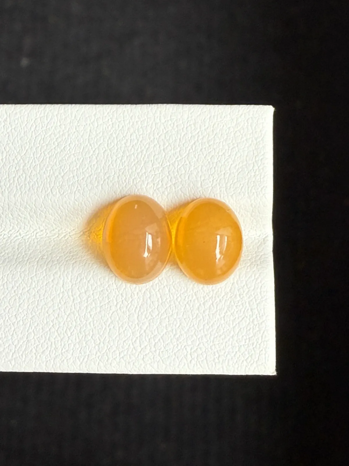 4.015ct天然墨西哥火欧泊裸石，尺寸9.9×7.9×5.1mm， 颜色美艳 ，晶体通透