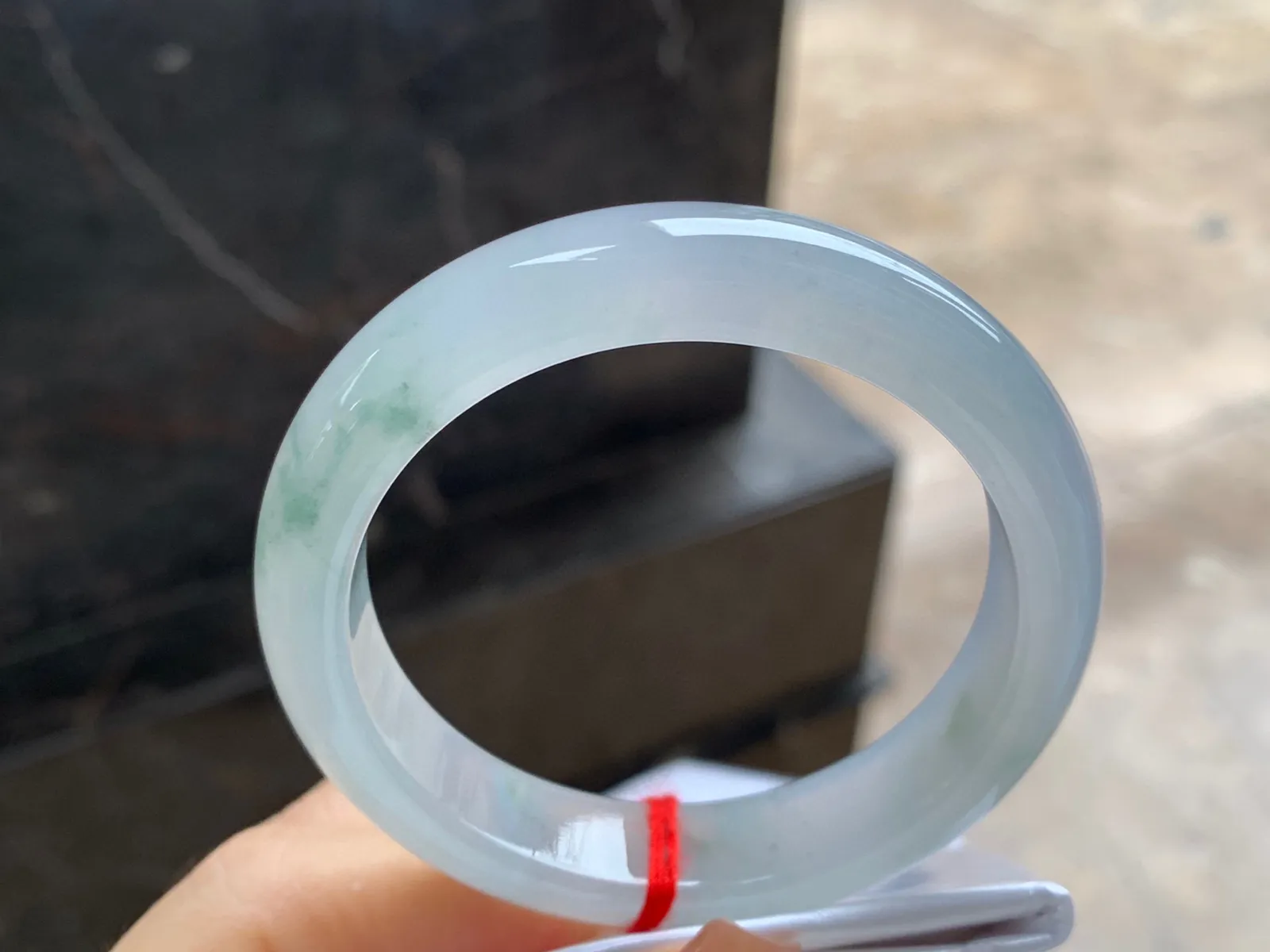 冰飘花手镯
尺寸：51.5-11.9-7.8mm
种水好 小圈口 上手漂亮