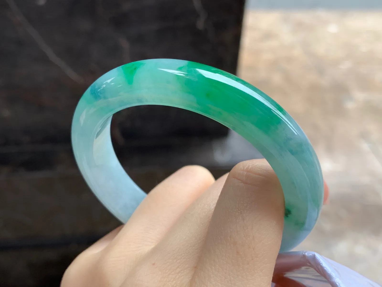 带色手镯
尺寸：57.8-11.8-9mm
绿色浓郁～肉质细腻 上手好看气质